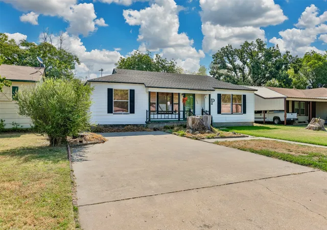 Photo 2 of Single family home for sale at 1206 N Morris St, Gainesville, TX 76240 | MLS# 21388801 | Listing updated on 2026-09-20