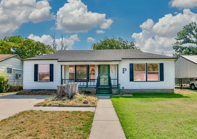 Photo 3 of Single family home for sale at 1206 N Morris St, Gainesville, TX 76240 | MLS# 21388801 | Listing updated on 2026-09-20