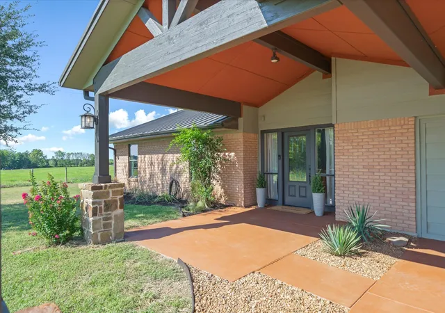 Photo 3 of Single family home for sale at 301 Vz County Rd 3412, Wills Point, TX 75169 | MLS# 21379932 | Listing updated on 2026-10-04