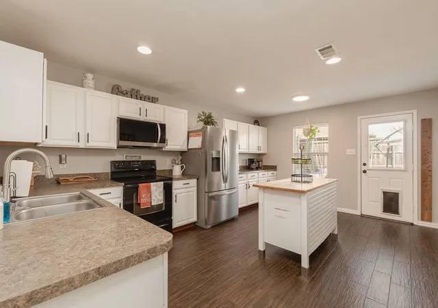 Photo 2 of Single family home for sale at 417 Azalea Dr, Fate, TX 75087 | MLS# 21390970 | Listing updated on 2026-09-28