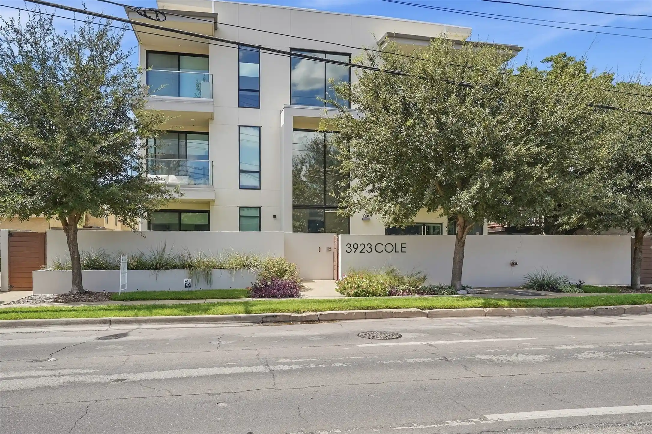 Listing Photo 2 - Condo for sale in 3923 Cole Ave located at 3923 Cole Ave, Dallas, TX 75204 - Unit #201