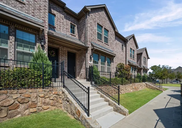 Photo 2 of Condo for sale at 905 Suma Dr, Euless, TX 76040 | MLS# 21390854 | Listing updated on 2026-10-08