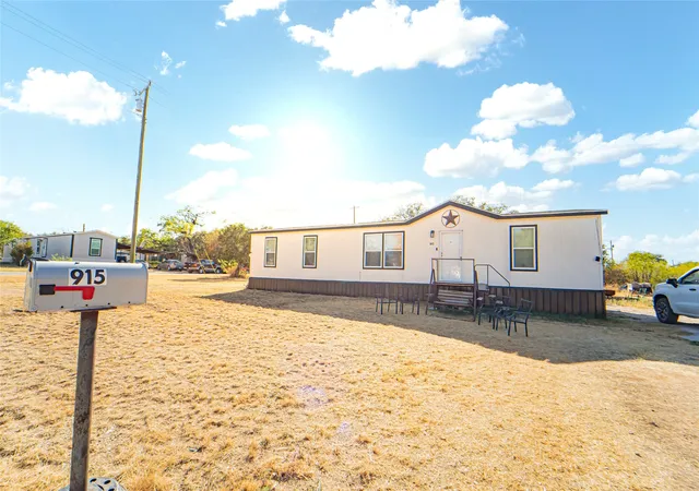 Photo 3 of Manufactured home for sale at 915 S Miller St, Breckenridge, TX 76424 | MLS# 21390844 | Listing updated on 2026-09-20