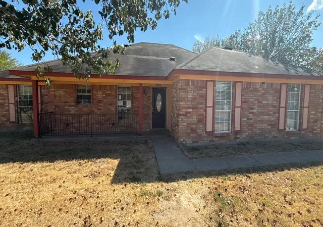 Photo 1 of Sale Pending at 700 Becky Ln, Kaufman, TX 75142 | MLS# 21391318 | Listing updated on 2026-10-01