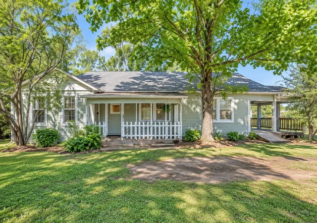 Photo 1 of Single family home for sale at 708 E Pine St, Edgewood, TX 75117 | MLS# 21391320 | Listing updated on 2026-10-01