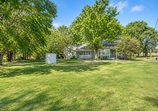 Photo 3 of Single family home for sale at 708 E Pine St, Edgewood, TX 75117 | MLS# 21391320 | Listing updated on 2026-10-01