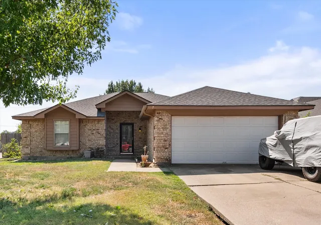 Photo 3 of Single family home for sale at 7 Mills Ct, Mansfield, TX 76063 | MLS# 21389722 | Listing updated on 2026-10-08