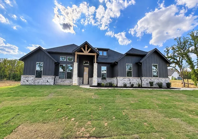 Photo 1 of Single family home for sale at 735 County Rd 3355, Paradise, TX 76073 | MLS# 21391302 | Listing updated on 2026-10-09