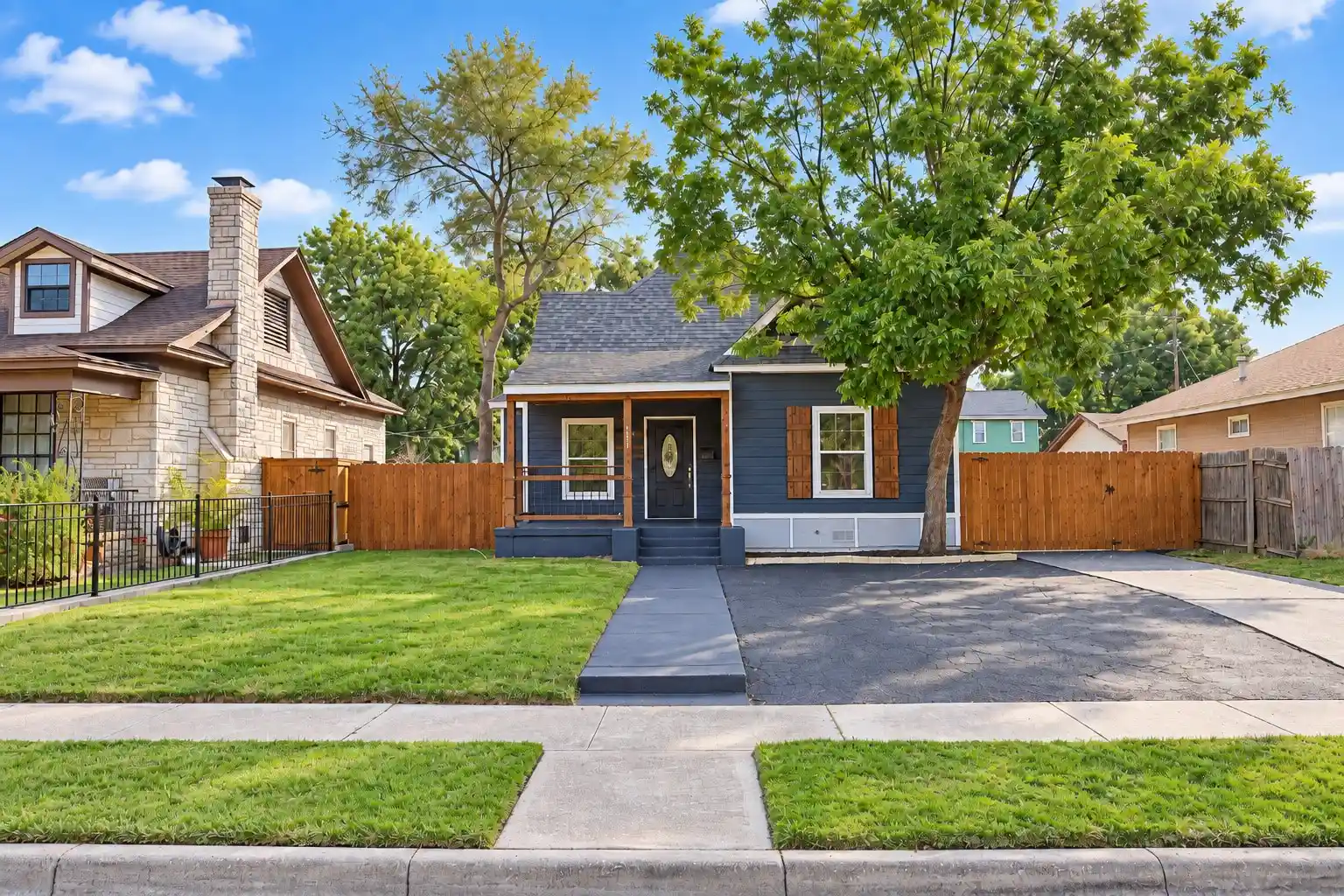 Photo 1 of Sale Pending at 1417 Cir Park Blvd, Fort Worth, TX 76164 | MLS# 21391358 | Listing updated on 2026-10-29