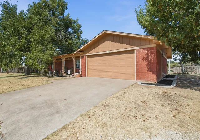 Photo 2 of Single family home for sale at 311 Dennis Rd, Lipan, TX 76462 | MLS# 21391359 | Listing updated on 2026-09-21