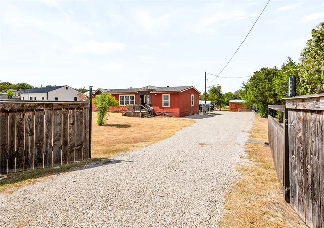 Photo 2 of Manufactured home for sale at 170 Western Lake Dr, Weatherford, TX 76087 | MLS# 21390964 | Listing updated on 2026-09-21