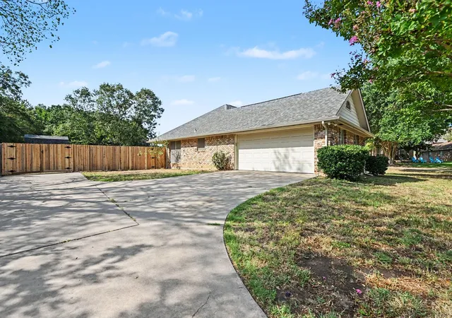 Photo 3 of Single family home for sale at 110 Mill Crk Ln, Weatherford, TX 76087 | MLS# 21368355 | Listing updated on 2026-10-08