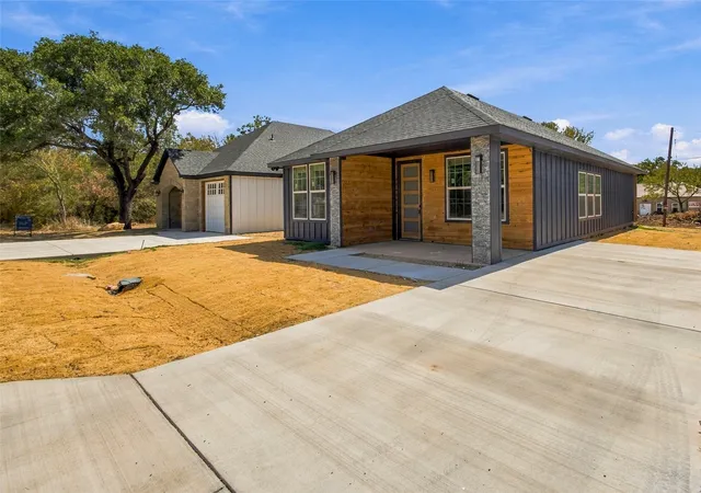 Photo 1 of Single family home for sale at 2721 Sycamore Ct, Granbury, TX 76048 | MLS# 21368555 | Listing updated on 2026-09-22