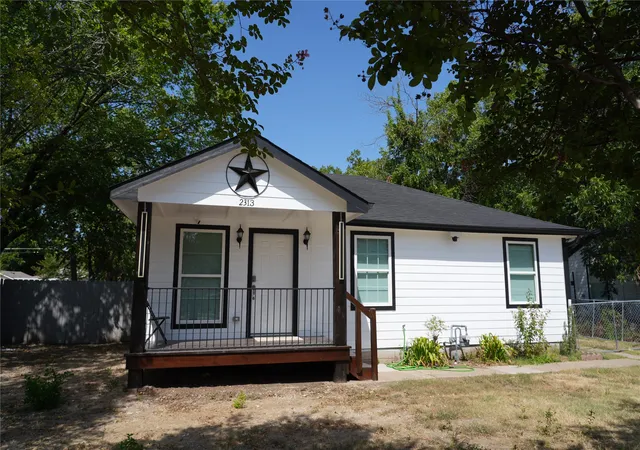 Photo 1 of Single family home for sale at 2313 N Riverside Dr, Fort Worth, TX 76111 | MLS# 21385020 | Listing updated on 2026-09-21