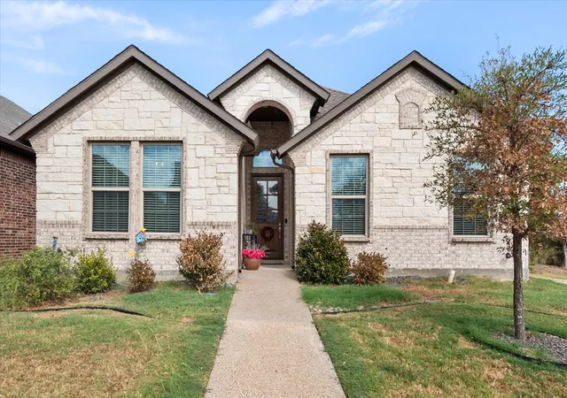 Photo 1 of Single family home for sale at 1700 Prestwick Ln, Ennis, TX 75119 | MLS# 21391571 | Listing updated on 2026-09-26