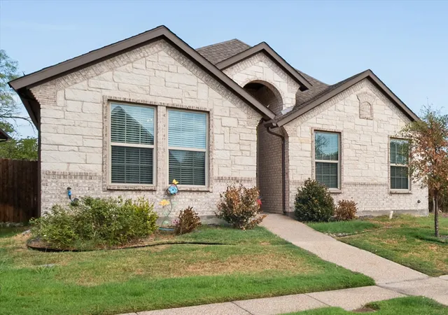 Photo 2 of Single family home for sale at 1700 Prestwick Ln, Ennis, TX 75119 | MLS# 21391571 | Listing updated on 2026-09-26