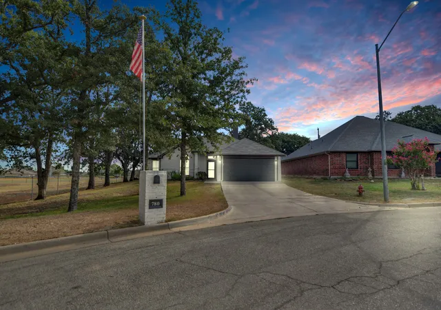 Photo 1 of Single family home for sale at 780 Stribling Cir, Azle, TX 76020 | MLS# 21391582 | Listing updated on 2026-10-09