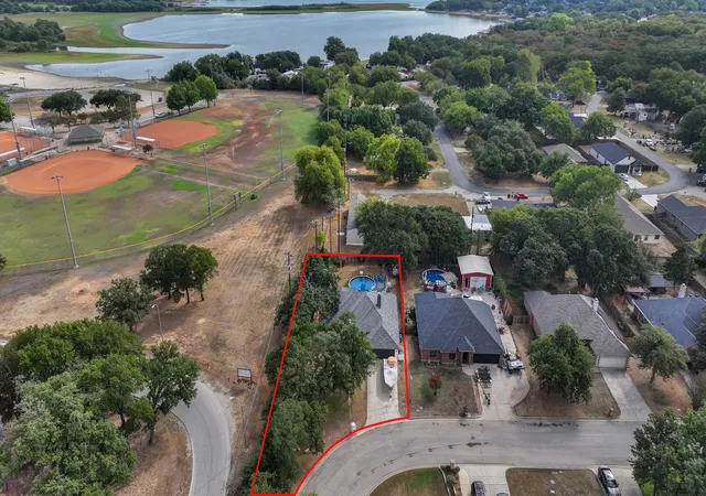 Photo 3 of Single family home for sale at 780 Stribling Cir, Azle, TX 76020 | MLS# 21391582 | Listing updated on 2026-10-09
