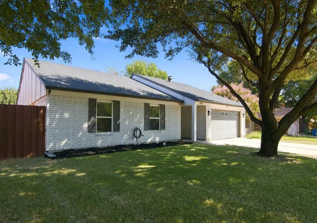Photo 1 of Single family home for sale at 831 Beverly Dr, Grapevine, TX 76051 | MLS# 21391609 | Listing updated on 2026-09-29
