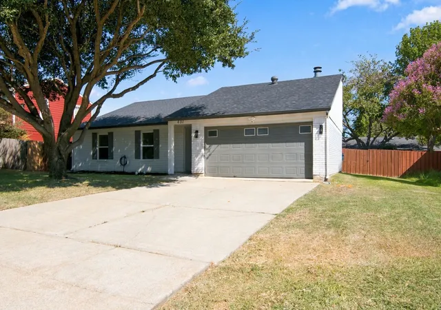 Photo 2 of Single family home for sale at 831 Beverly Dr, Grapevine, TX 76051 | MLS# 21391609 | Listing updated on 2026-09-29