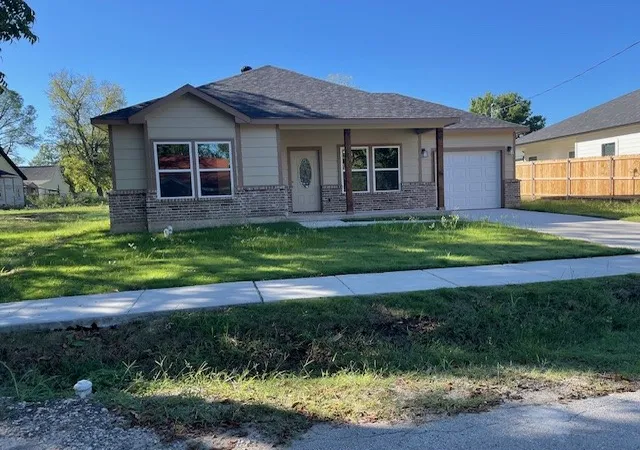 Photo 2 of Single family home for sale at 1915 Morse St, Greenville, TX 75401 | MLS# 21391647 | Listing updated on 2026-09-21