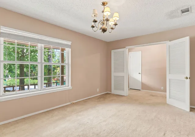 Photo 4 of Single family home for sale at 516 Azalea Ln, Mount Pleasant, TX 75455 | MLS# 21391461 | Listing updated on 2026-10-04