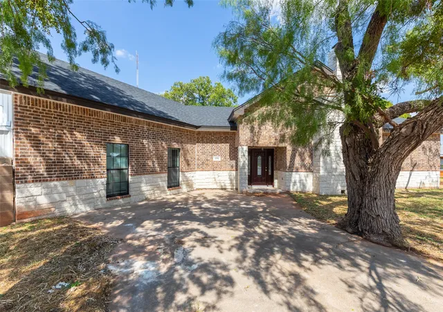 Photo 2 of Single family home for sale at 1394 S Pioneer Dr, Abilene, TX 79605 | MLS# 21391671 | Listing updated on 2026-09-22
