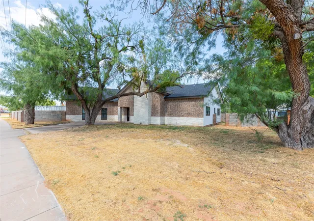Photo 3 of Single family home for sale at 1394 S Pioneer Dr, Abilene, TX 79605 | MLS# 21391671 | Listing updated on 2026-09-22