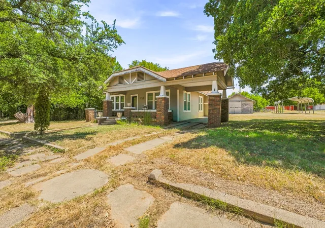 Single family home for sale at 125 S Bell St, De Leon, TX 76444 | MLS# 21391726