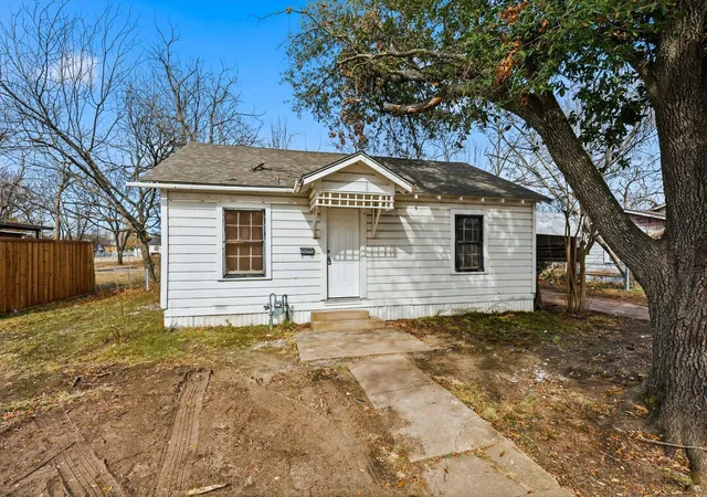 Photo 1 of Single family home for sale at 803 E 14th Street, Bonham, TX 75418 | MLS# 21391753 | Listing updated on 2026-09-22