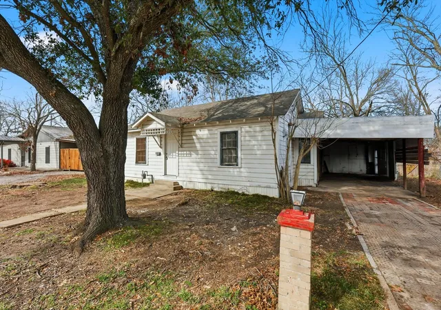 Photo 2 of Single family home for sale at 803 E 14th Street, Bonham, TX 75418 | MLS# 21391753 | Listing updated on 2026-09-22