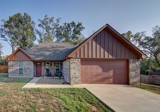 Photo 1 of Single family home for sale at 211 Private Rd 6292, Mineola, TX 75773 | MLS# 21373967 | Listing updated on 2026-09-22