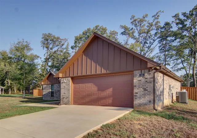 Photo 2 of Single family home for sale at 211 Private Rd 6292, Mineola, TX 75773 | MLS# 21373967 | Listing updated on 2026-09-22