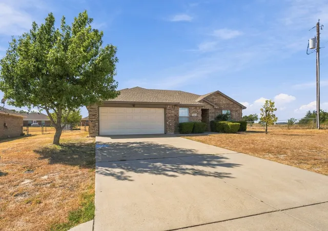 Photo 3 of Single family home for sale at 1711 Chenoweth St, Decatur, TX 76234 | MLS# 21388749 | Listing updated on 2026-09-22
