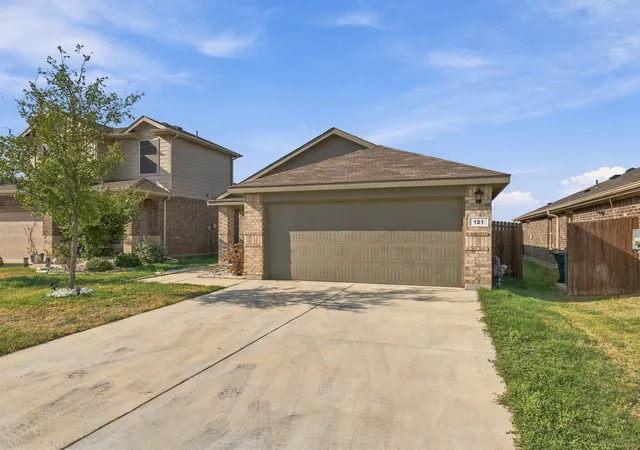 Photo 2 of Single family home for sale at 121 Greengate Dr, Boyd, TX 76023 | MLS# 21388727 | Listing updated on 2026-09-22