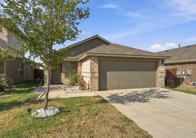 Photo 3 of Single family home for sale at 121 Greengate Dr, Boyd, TX 76023 | MLS# 21388727 | Listing updated on 2026-09-22
