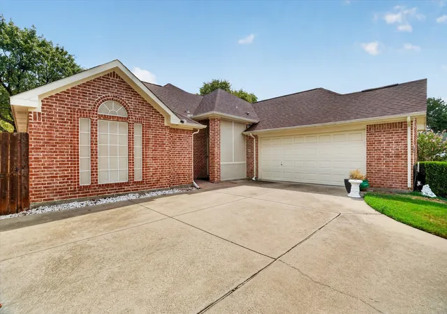Photo 2 of Sale Pending at 816 Linda Dr, Joshua, TX 76058 | MLS# 21389360 | Listing updated on 2026-10-06