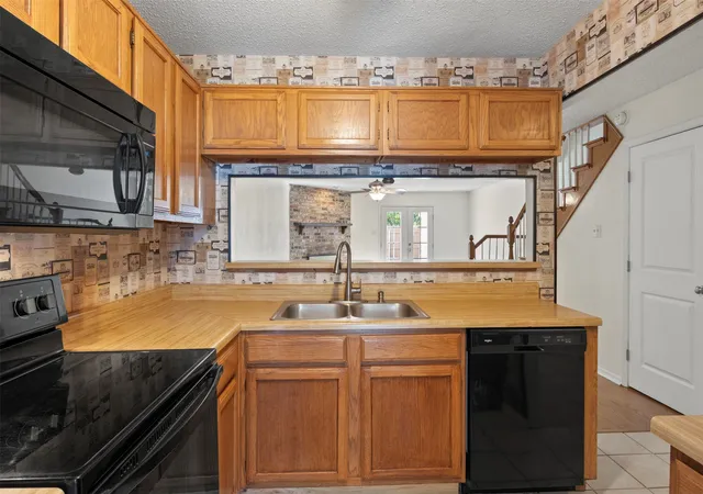 Photo 4 of Townhouse for sale at 161 Merlin Way, Euless, TX 76039 | MLS# 21389470 | Listing updated on 2026-09-22