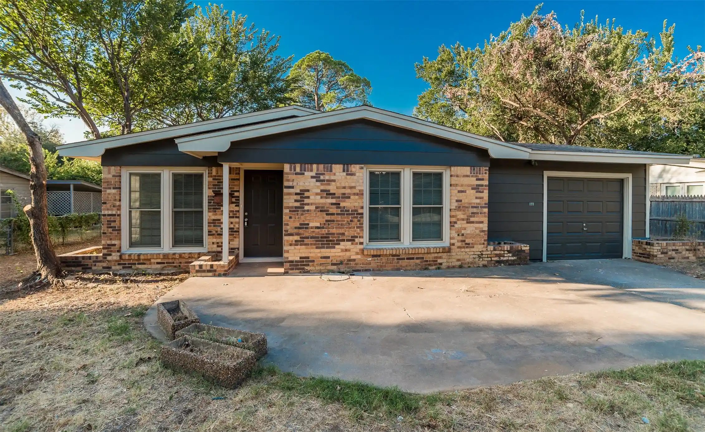 Photo 1 of Sale Pending at 6216 Windermere Pl, Fort Worth, TX 76112 | MLS# 21392248 | Listing updated on 2026-10-12
