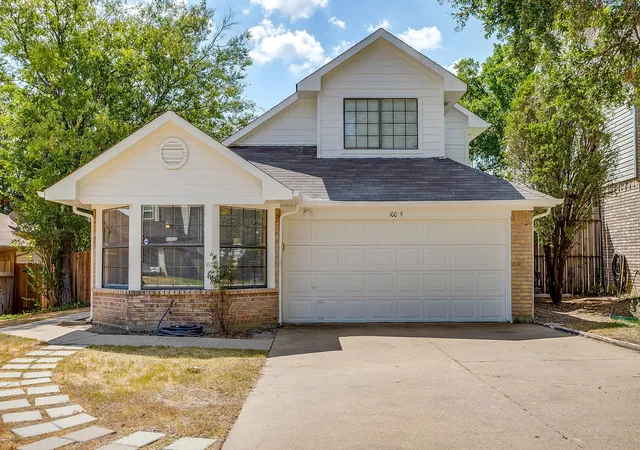 Photo 2 of Sale Pending at 10009 Leatherwood Dr, Fort Worth, TX 76108 | MLS# 21387673 | Listing updated on 2026-10-08