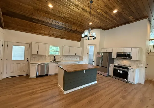 Photo 3 of Single family home for sale at 145 Greenbriar Ct, Bridgeport, TX 76426 | MLS# 21392275 | Listing updated on 2026-09-23
