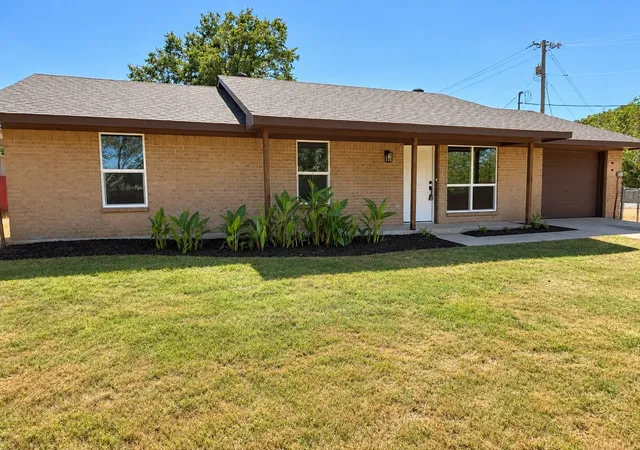 Photo 1 of Single family home for sale at 527 W Aubrey St, Pilot Point, TX 76258 | MLS# 21391837 | Listing updated on 2026-10-02