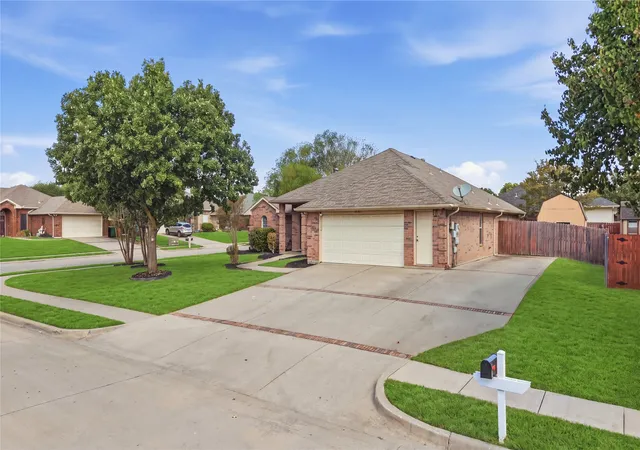Photo 3 of Single family home for sale at 1701 Manten Blvd, Denton, TX 76208 | MLS# 21387203 | Listing updated on 2026-10-04