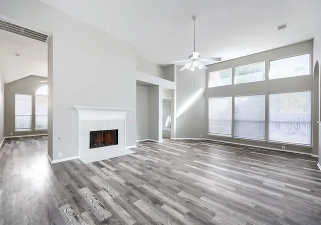 Photo 4 of Single family home for sale at 605 Oakbrook Dr, Burleson, TX 76028 | MLS# 21383867 | Listing updated on 2026-10-02