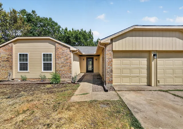 Single family home for sale at 6283 Woodstream Trl, Fort Worth, TX 76133 | MLS# 21389878