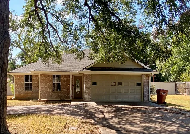 Photo 1 of Single family home for sale at 805 Lynn St, Bonham, TX 75418 | MLS# 21392251 | Listing updated on 2026-09-22