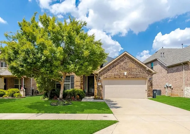 Photo 3 of Single family home for sale at 612 Sundrop Dr, Little Elm, TX 75068 | MLS# 21392441 | Listing updated on 2026-10-01