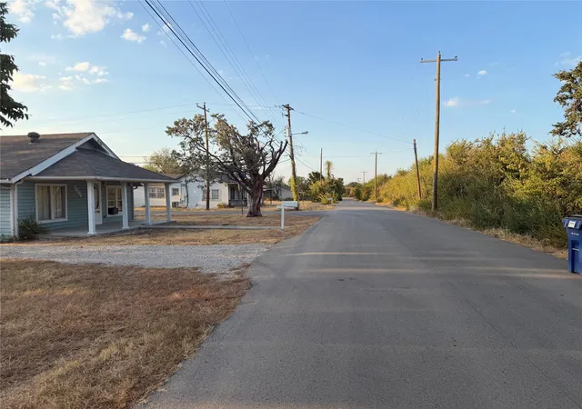 Photo 3 of Sale Pending at 3237 Dakota Trl, Fort Worth, TX 76135 | MLS# 21390292 | Listing updated on 2026-10-07