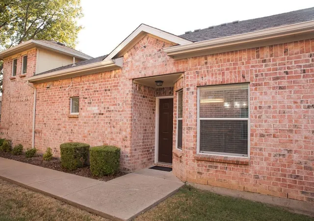 Photo 2 of Townhouse for sale at 10154 Summit Run, Frisco, TX 75035 | MLS# 21391708 | Listing updated on 2026-09-22