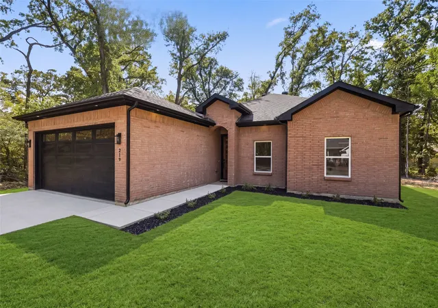 Photo 3 of Single family home for sale at 219 W Beachwood Loop, Trinidad, TX 75163 | MLS# 21374106 | Listing updated on 2026-10-08